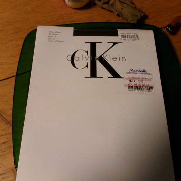 VTG CALVIN KLEIN SILKEN SHEER 20 DENIER STYLE 791 OFF BLACK SZ 2 PANTYHOSE - Picture 1 of 3